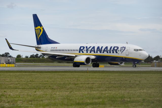 Boeing 737-700 (9H-QEN) - Right og Runway R04
