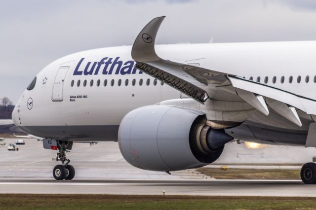 Airbus A350-900 (D-AIXD) - A Lufthansa A350-900 arriving at YUL