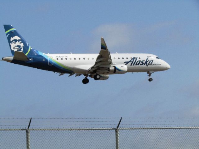 Embraer 170/175 (N632QX) - Landing RWY 20R