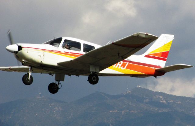 Piper Cherokee (N181RJ) - Taking off RWY 26L.