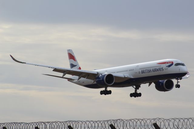 Airbus A350-1000 (G-XWBD) - A BA A350-1000 on final approach into LHR, landing on runway 27R.br /br /Location: Northern Perimiter Road (LHR), beside runway 27R.br /Date: 21.08.22 (dd/mm/yy).