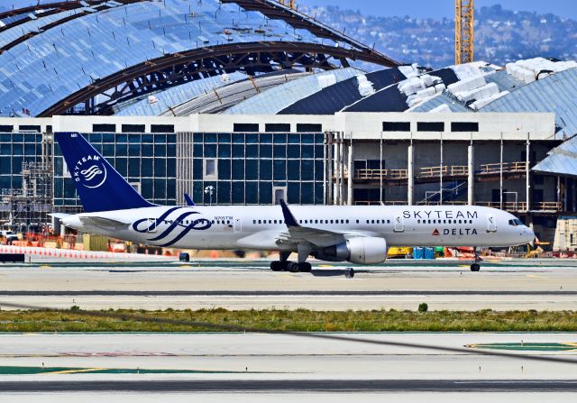 Boeing 757-200 (N705TW) - N705TW SkyTeam (Delta Air Lines) Boeing 757-231 (cn 28479/742)  Los Angeles International Airport (IATA: LAX, ICAO: KLAX, FAA LID: LAX) TDelCoro April 11, 2012