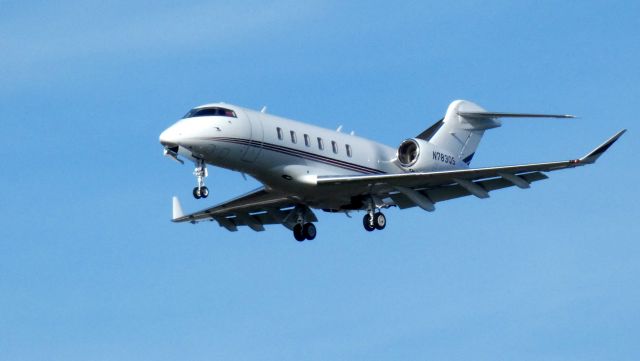 Canadair Challenger 350 (N783QS) - On final is this 2015 Bombardier Challenger 350 from the Autumn of 2020.