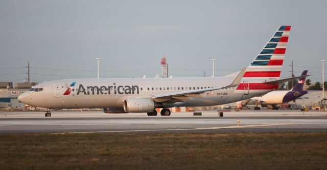 Boeing 737-800 (N942NN) - After landing at Miami International on the early evening of the 1st of February, 2019.