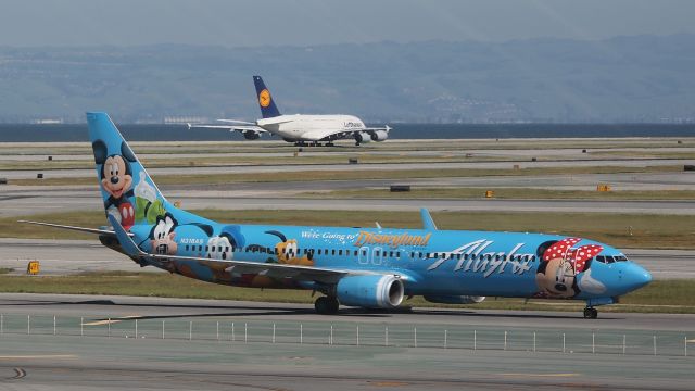 Boeing 737-900 (N318AS)