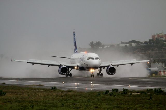 Airbus A320 (N805JB)