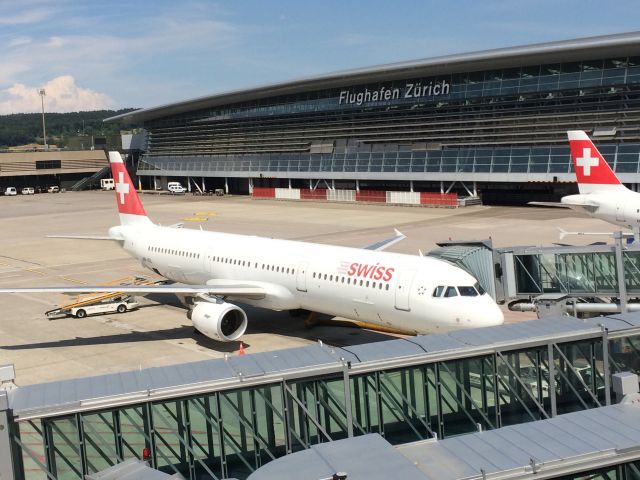 Airbus A321 (HB-IOL) - Boarding