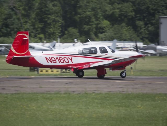 Mooney M-20 (N9160Y) - Runway 08. 1 JUN 2016.