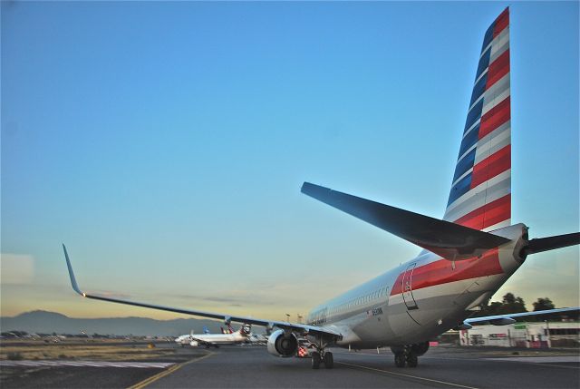 Boeing 737-700 (N935NN)