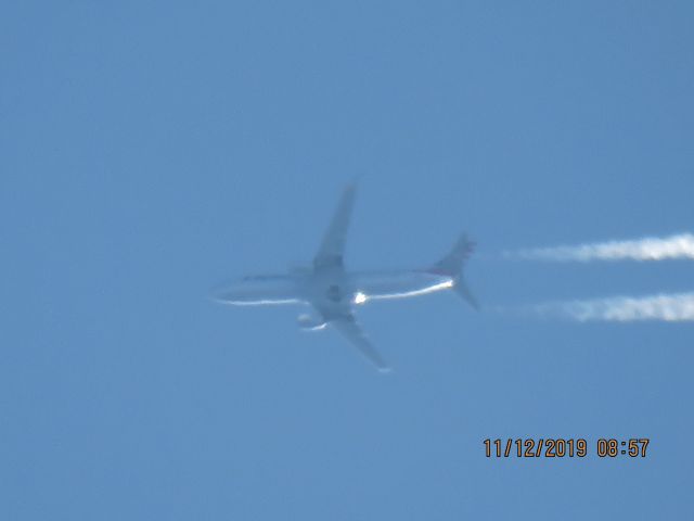 Boeing 737-800 (N877NN)