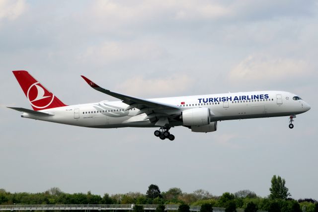 Airbus A350-900 (TC-LHD) - On short finals for rwy 09L on 25-Apr-25 operating flight THY1985 from LTFM on its first visit to EGLL.