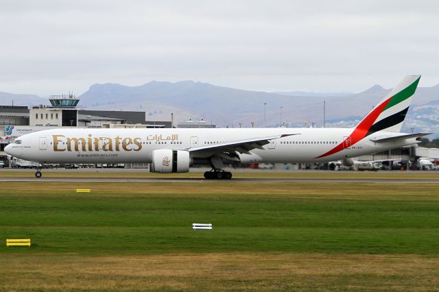 BOEING 777-300 (A6-ECI)