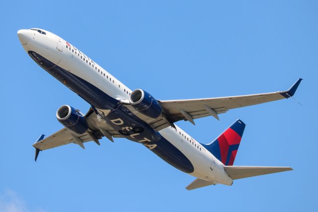 Boeing 737-900 (N879DN) - July 20, 2022, departing runway 24.