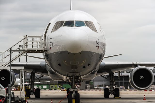 Boeing MD-11 (D-ALCL) - D-ALCL Lufthansa Cargo McDonnell Douglas MD-11F waiting to weighed down for departing to Chicago (KORD) @ Frankfurt - Rhein-Main International (FRA / EDDF) / 10.06.2015