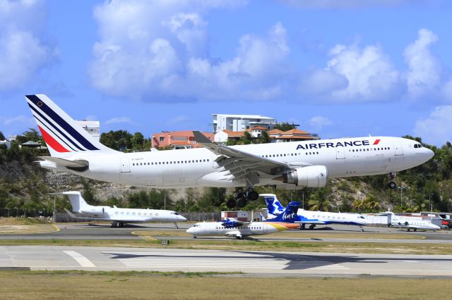 Airbus A330-200 (F-GZCH) - Airfrance F-GZCH landing at St Maarten