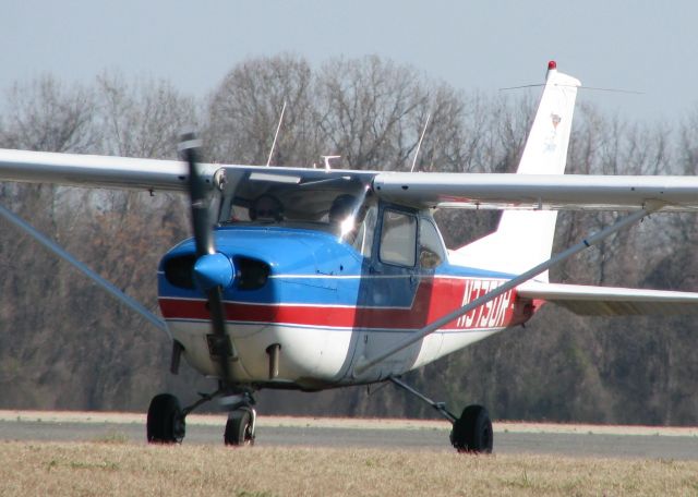 Cessna Skyhawk (N3750R) - Taxiing on Foxtrot heading to runway 14 at the Downtown Shreveport airport.