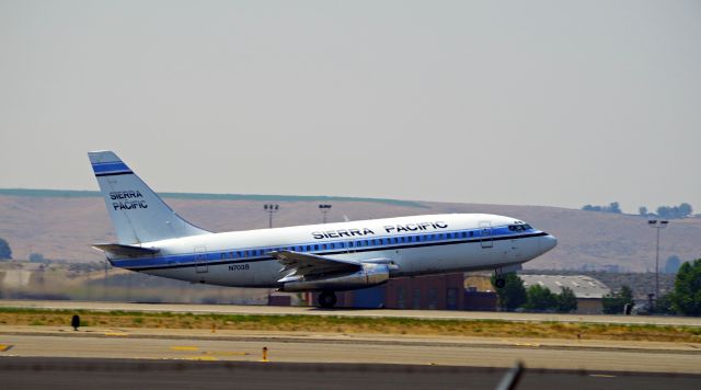 Boeing 737-200 (N703S)