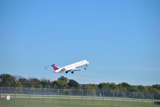 Canadair Regional Jet CRJ-900 (N185GJ)