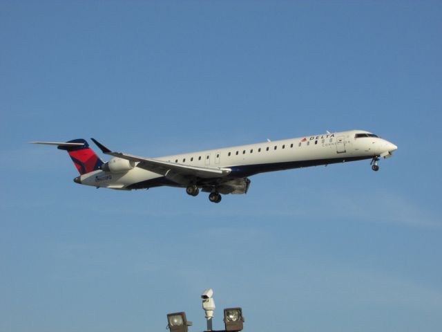 Canadair Regional Jet CRJ-900 (N170PQ) - Landing on RWY 20R