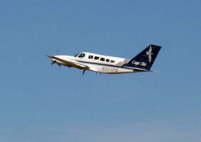 Cessna 402 (N223PB) - Departure runway 24.