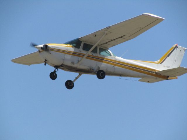 Cessna Skyhawk (N64866) - Taking off RWY 26L