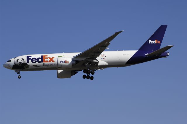 Boeing 777-200 (N892FD) - Final Approach to NRT Airport Runway 34L on 2011/12/12 Panda Express c/s