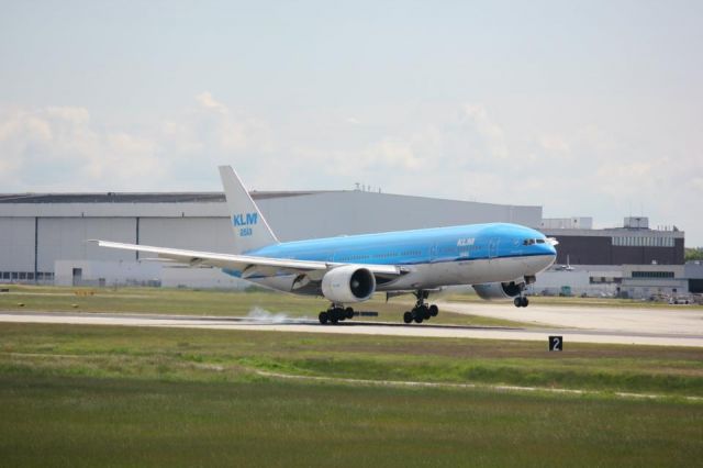 PH-BQF — - The mains kissing the ground