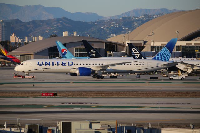 BOEING 787-10 Dreamliner (N12010)