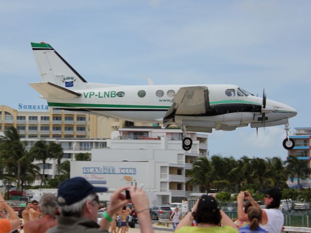Beechcraft 1900 (VP-LNB)