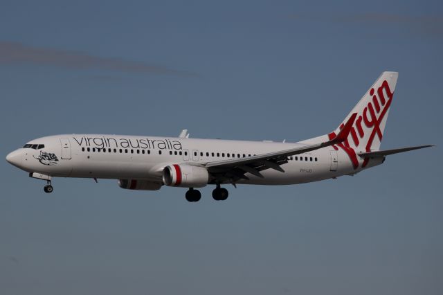 Boeing 737-700 (VH-IJU) - On short finals to runway 05. Landing as VA1601 from Hobart.