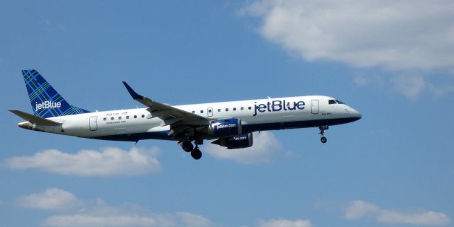 Embraer ERJ-190 (N317JB) - On short final is this 2010 jetBlue Embraer 190-100AR in the Spring of 2023.