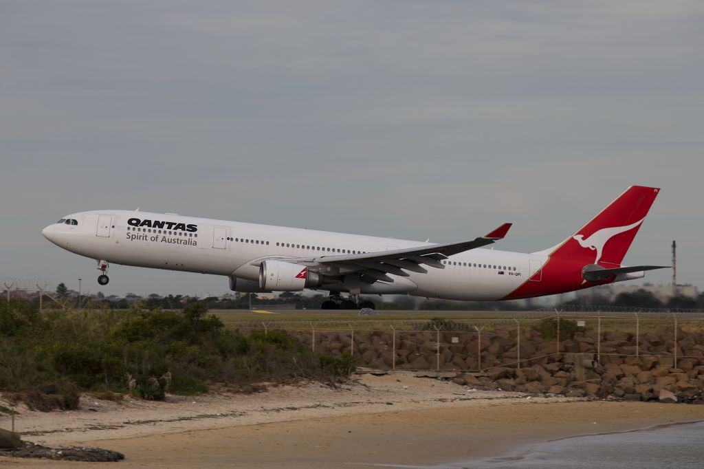 Airbus A330-300 (VH-QPI)