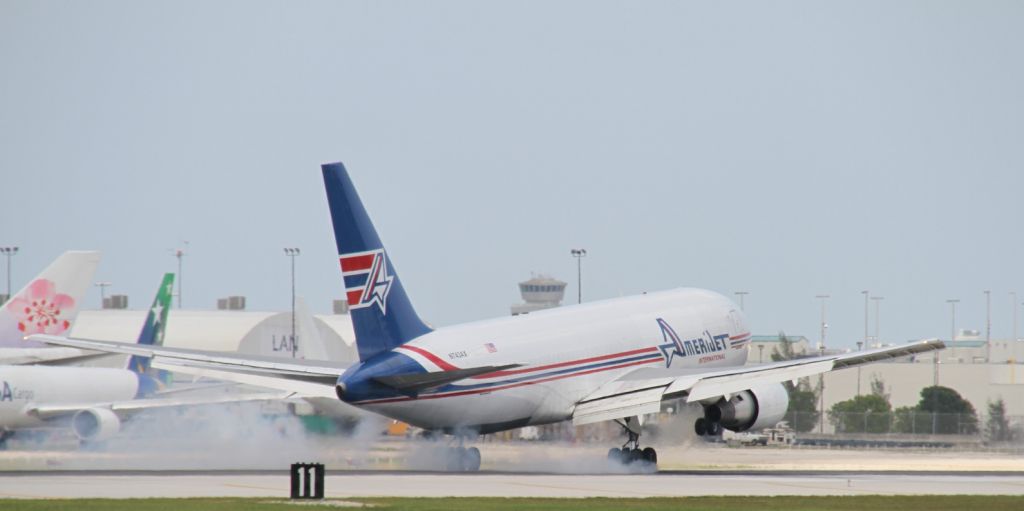BOEING 767-200 (N743AX)