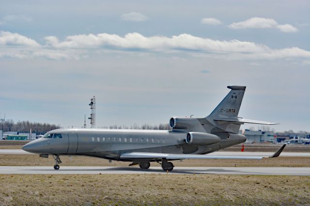 Dassault Falcon 7X (C-GRTA) - Taxiing to 24R in CYHU. 10-04-2025