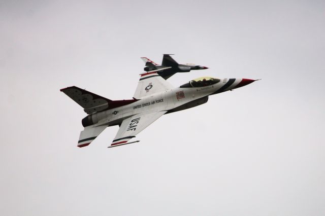 — — - USAF Thunderbirds at the Oregon Airshow