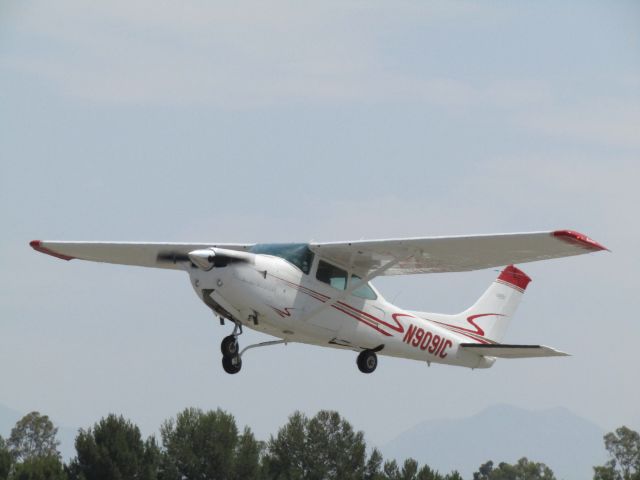 Cessna Skylane (N9091C) - Taking off RWY 24