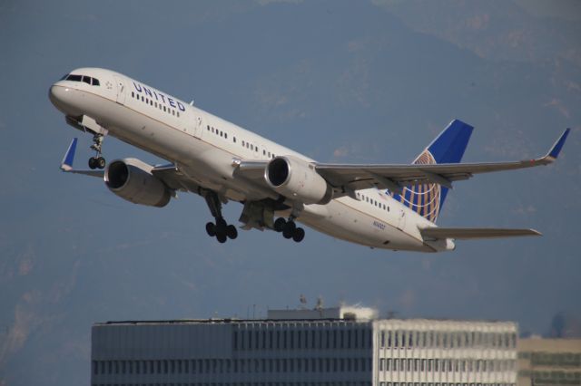 Boeing 757-200 (N14102)