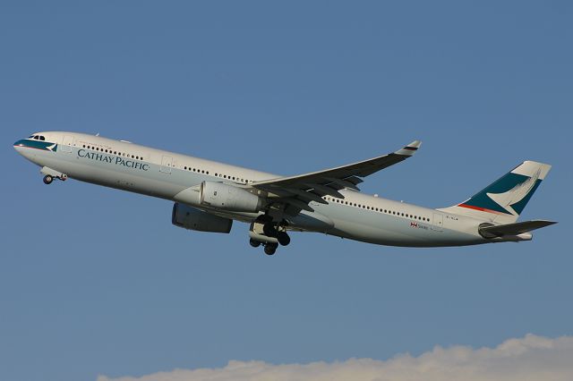 Airbus A330-300 (B-HLW)