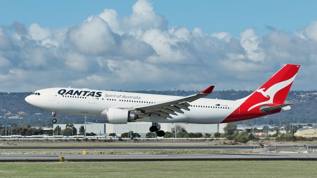 Airbus A330-300 (VH-EBK) - Airbus A330-202 Qantas VH-EBK arrival rwy 30 YPPH 120618.