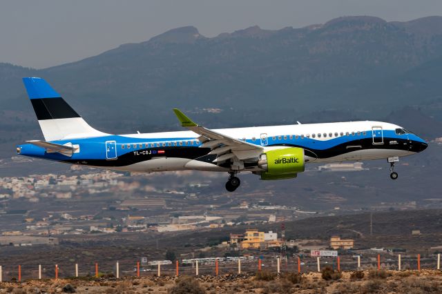 Airbus A220-300 (YL-CSJ)