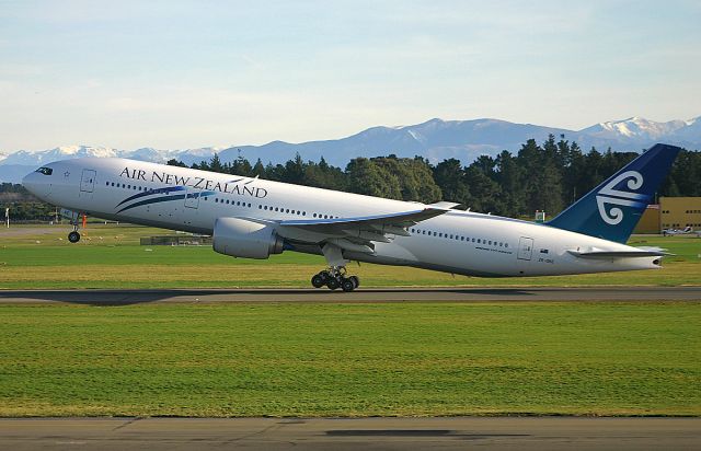 Boeing 777-200 (ZK-OKE) - ON 7 JUNE 2006