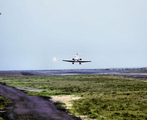 McDonnell Douglas MD-83 (PJ-MDB) - Insel air landing in a cross wind at TNCM