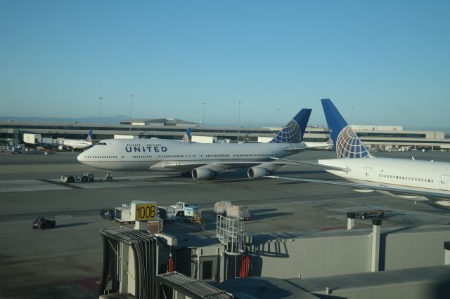 Boeing 747-400 (N105UA) - United 744 among other planes at SFO.