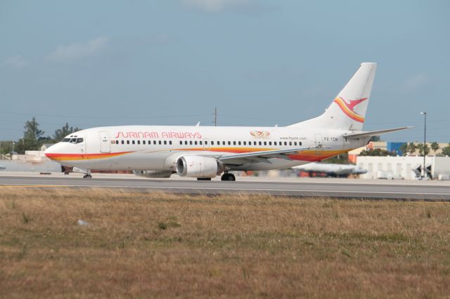 BOEING 737-300 (PZ-TCN) - Taxi for take off from Miami