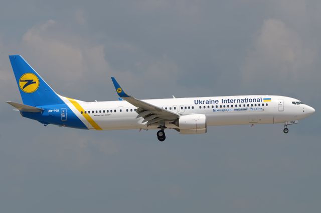 Boeing 737-700 (UR-PSI)