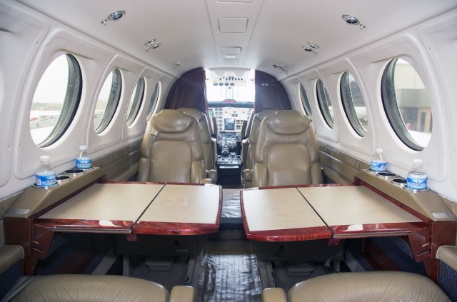 Beechcraft Super King Air 200 (VTE202) - Nice cabin.