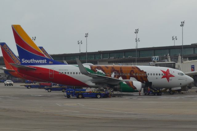 Boeing 737-700 (N943WN) - "California One" at KHOU - 5/3/17