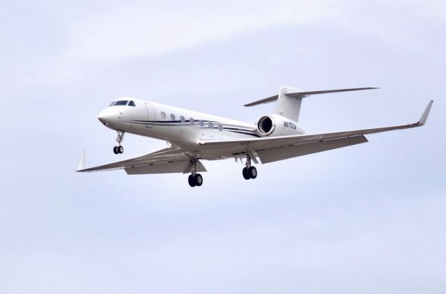 Gulfstream Aerospace Gulfstream V (N870CM) - GulfStream Landing on Runway 22