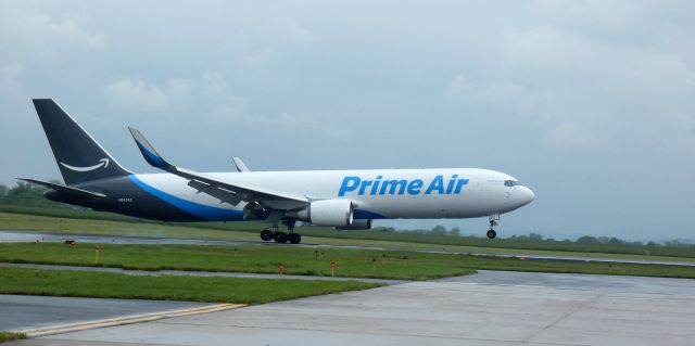 BOEING 767-300 (N643AZ) - Touching down is this 2001 Prime Air Boeing 767-332 in the Spring of 2024.