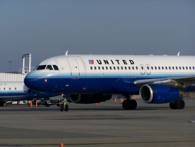 Airbus A320 (N403UA)